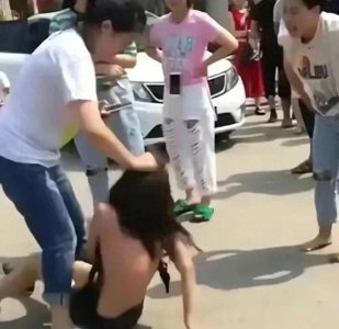 ​原配群殴小三，揪头发，强行拖拽至街上，衣服扒光只为泄愤。