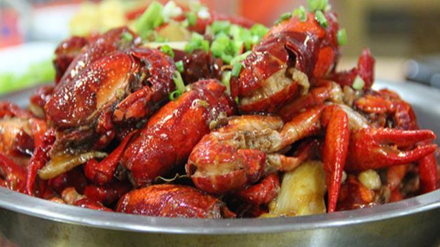 大虾个大肉多，鲜嫩爽口，吃起来一麻二辣三香