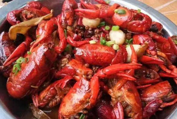 大虾个大肉多，鲜嫩爽口，吃起来一麻二辣三香