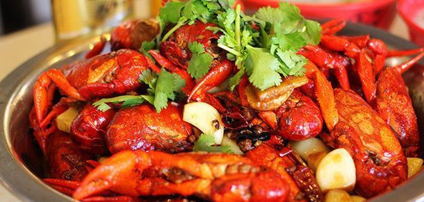 大虾个大肉多，鲜嫩爽口，吃起来一麻二辣三香