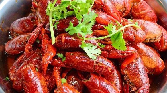 大虾个大肉多，鲜嫩爽口，吃起来一麻二辣三香