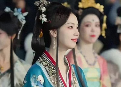 ​30岁女星陈瑶变脸引热议，整牙后几乎认不出，网友惊呼样貌大变！