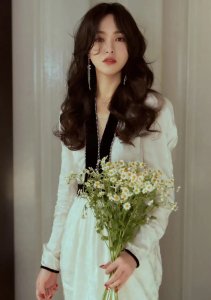 ​唐嫣长胖后竟更上镜！烫木马卷变“富家千金”，裙子开衩难藏美腿