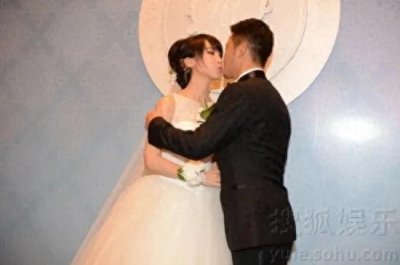 ​吴京谢楠恋情大揭秘：节目现场遭追问！原来是自家记者有问题