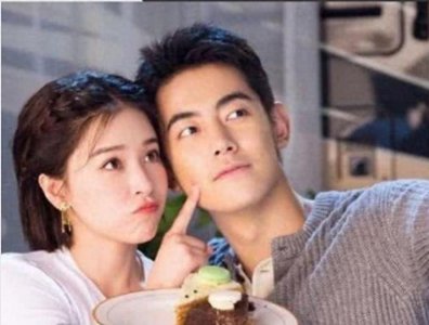 ​阚清子前男友纪凌尘秃头了，与新女伴合照曝光，油腻大叔范十足