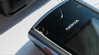 ​诺基亚老年机再度风靡：揭秘3210机型的复古质感与新潮拍照功能