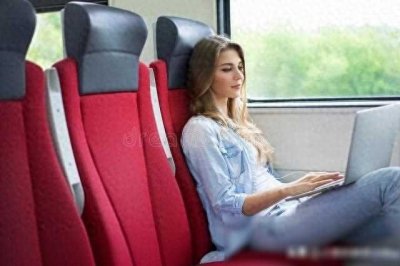 ​火车上艳遇经历大揭秘！网友分享真实故事，脸红心跳！