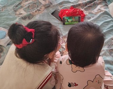 ​电子屏幕时代，家长们的“反手机”大战