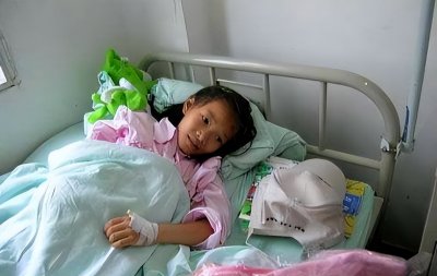 ​05年四川8岁白血病女孩不愿拖累养父，悄悄写下：自愿放弃治疗