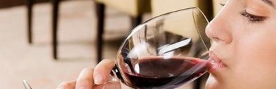 ​睡觉前喝红酒好吗(睡觉前喝红酒的好处和坏处)