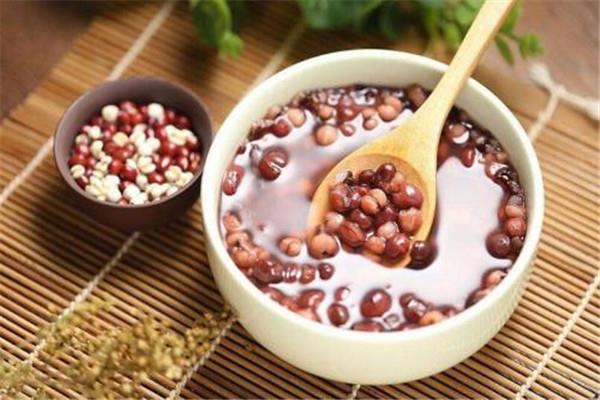 夏天湿气重喝什么 夏天这样喝调理湿气