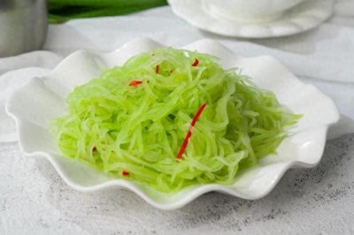 ​凉拌莴笋丝，焯水这步没必要，多做1步，口感更脆嫩，营养不流失