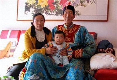 ​“世界第一巨人”鲍喜顺：未听医生劝阻生下儿子，现在怎么样了？