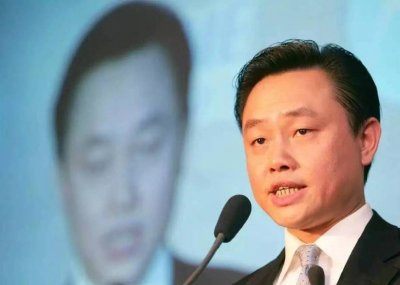 ​连续三年问鼎中国首富，出身于广东汕头，是有名的光头大佬