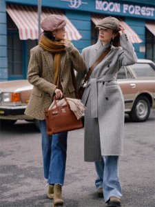 ​曾被你嫌弃的“喇叭裤”，如今半个时尚圈都在穿，意外的时髦显瘦