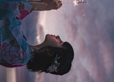 ​眼前的一幕把我惊呆了，妈妈身上的毯子掉到地上了，睡衣也列开了