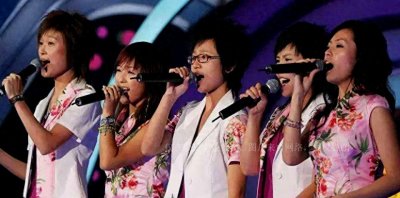 ​05超女纪敏佳：唱功不减当年，婚后住豪宅开11米豪车生活奢华！