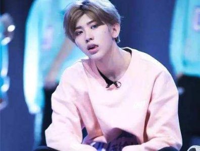 ​蔡徐坤童年照被扒，整容专家声称：他整过，而且还很痛苦！