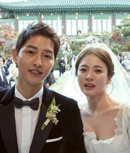 ​宋仲基晒出自己的豪宅：连屋顶也种满了草坪，有种未来建筑的风格