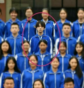 ​王俊凯、易烊千玺都迈入了大学时代，现在就差王源的高中毕业照啦