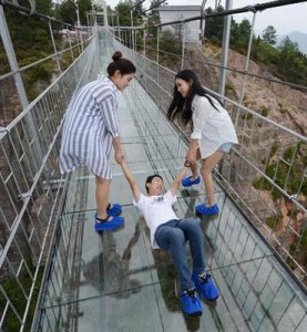 ​网红玻璃桥成走光桥？还有人拿手机拍？