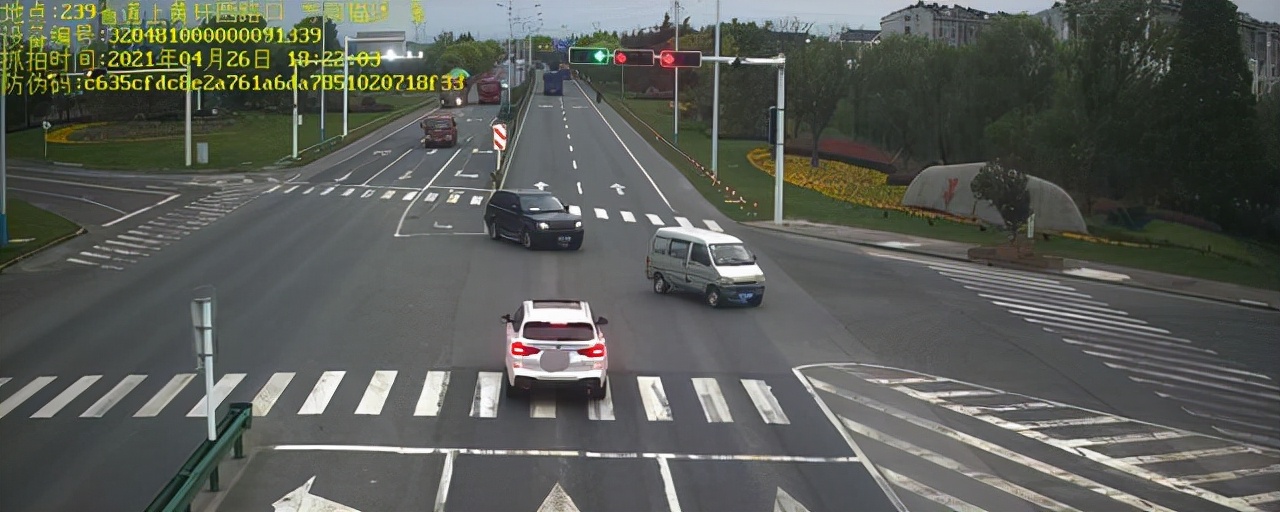 闯红灯过斑马线后停车算闯红灯吗(红灯时过了斑马线停车算闯红灯吗)