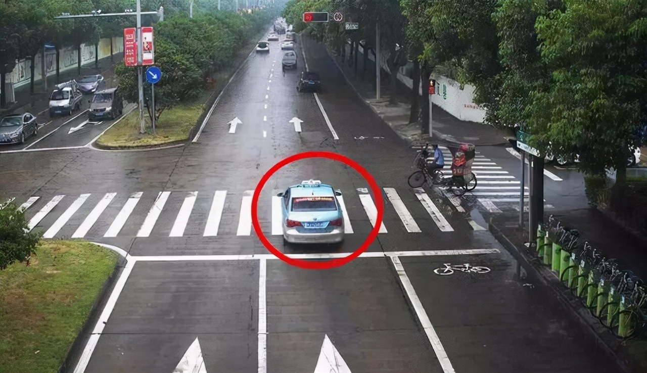 闯红灯过斑马线后停车算闯红灯吗(红灯时过了斑马线停车算闯红灯吗)