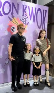 ​方媛和网友拍合影，7岁大女儿偷偷露脸抢镜好可爱，高颜值像妈妈