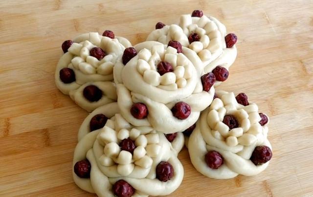 快过年了，分享几款简单又漂亮的枣花馒头，留着年根做馒头