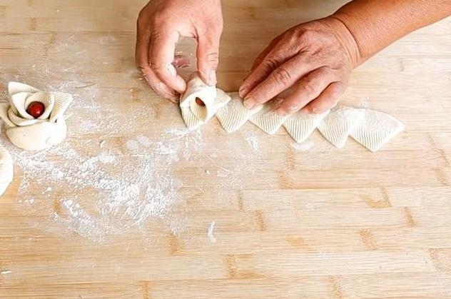 快过年了，分享几款简单又漂亮的枣花馒头，留着年根做馒头