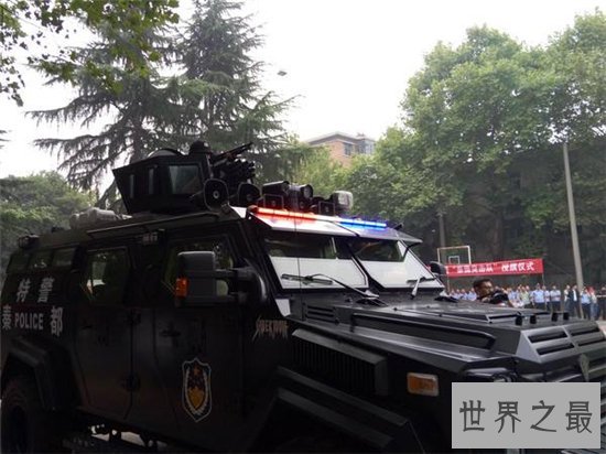 剑齿虎装甲车集装甲车优点，体积虽大但行驶非常灵活