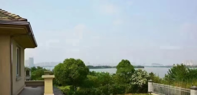 张艺谋急售临湖别墅（约3000万元的急售底价）(4)_