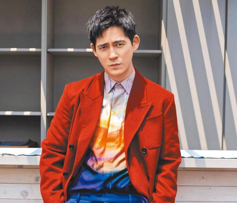 周渝民41岁生日，近照长胖了不少，和老婆一起在线秀恩爱