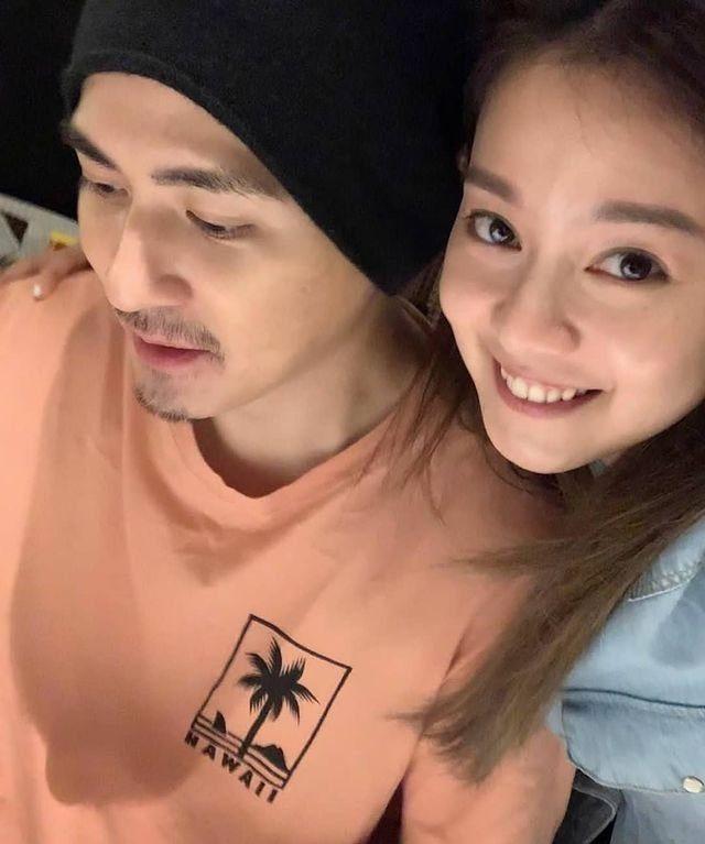 周渝民41岁生日，近照长胖了不少，和老婆一起在线秀恩爱