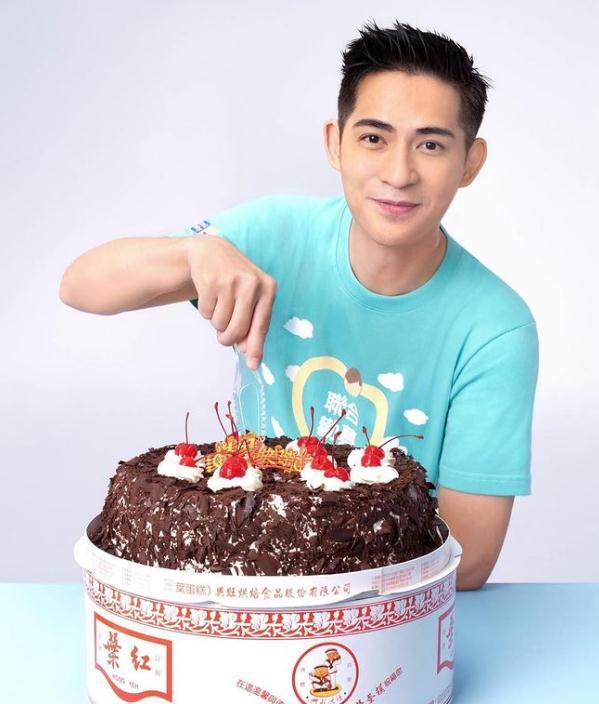 周渝民41岁生日，近照长胖了不少，和老婆一起在线秀恩爱