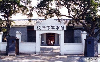 上将周士第资历深，当过大元帅府铁甲车队队长，南昌起义当师长