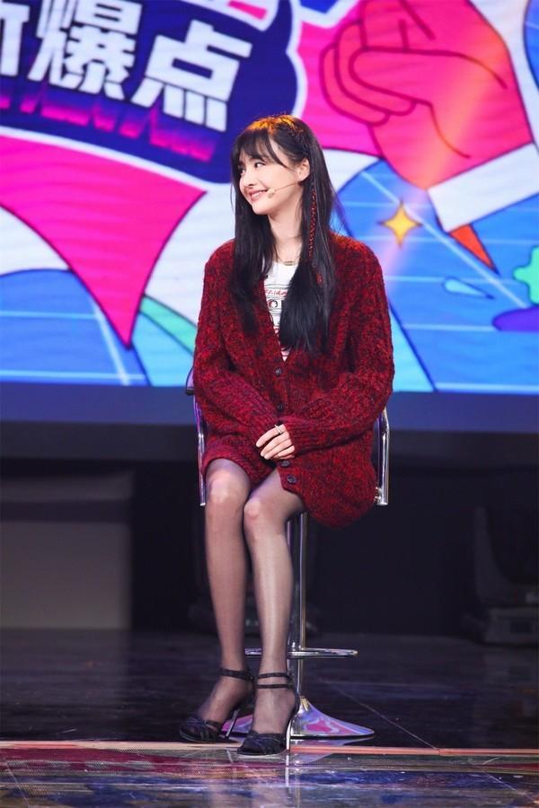 郑爽罕见走性感风,穿黑丝袜搭配细高跟鞋,“竹竿腿”令人羡慕