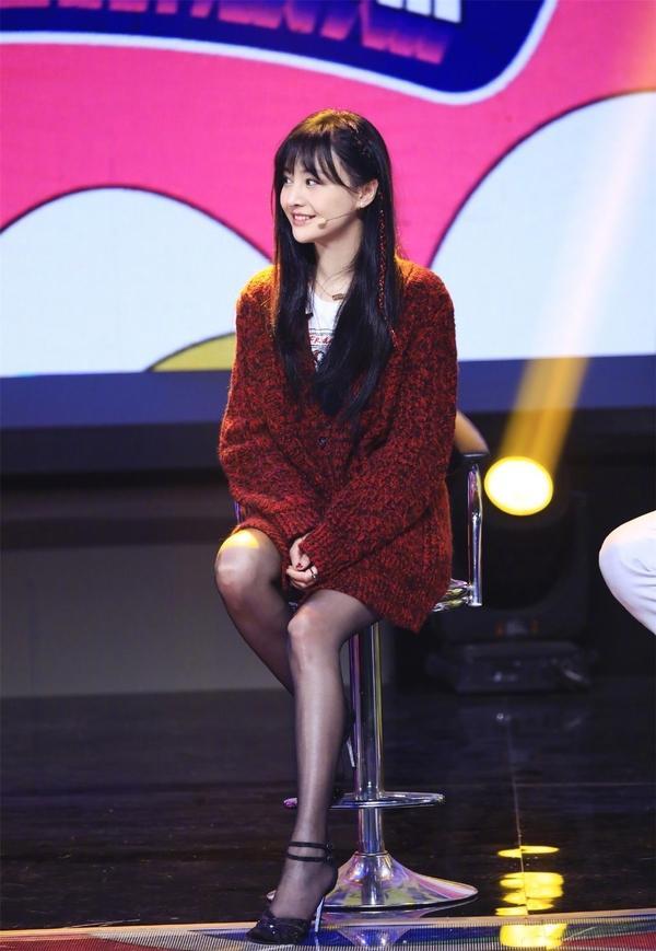 郑爽罕见走性感风,穿黑丝袜搭配细高跟鞋,“竹竿腿”令人羡慕