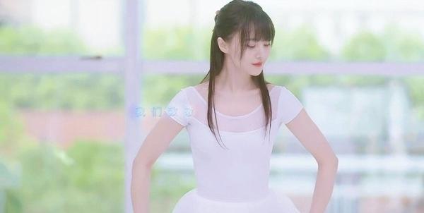 郑爽罕见走性感风,穿黑丝袜搭配细高跟鞋,“竹竿腿”令人羡慕