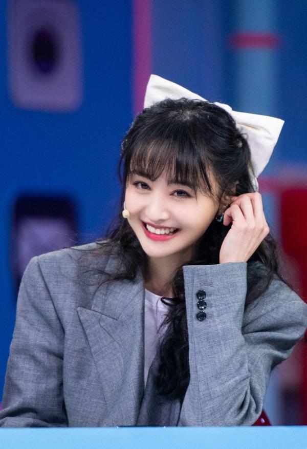 郑爽罕见走性感风,穿黑丝袜搭配细高跟鞋,“竹竿腿”令人羡慕