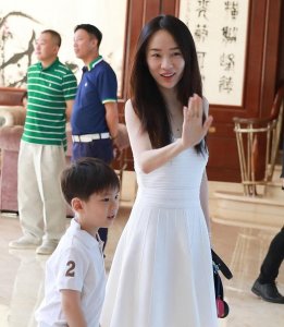 ​孔雀公主金巧巧：打败众女星成豪门阔太，儿子生日请来半个娱乐圈