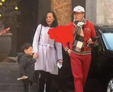 ​蔡国庆神秘妻子晒照少，原来这么漂亮还是富婆，儿子被她教育得好