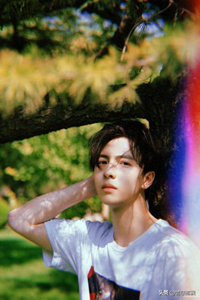 蒲熠星明星大侦探再登场，女朋友担任化妆师，少年感组图帅气养眼