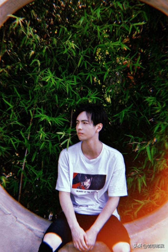 蒲熠星明星大侦探再登场，女朋友担任化妆师，少年感组图帅气养眼