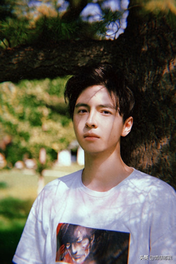 蒲熠星明星大侦探再登场，女朋友担任化妆师，少年感组图帅气养眼