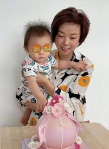 ​张怡宁的大女儿颜值超高！五官逐渐显现出妈妈的影子，而她的丈夫则低调地没有