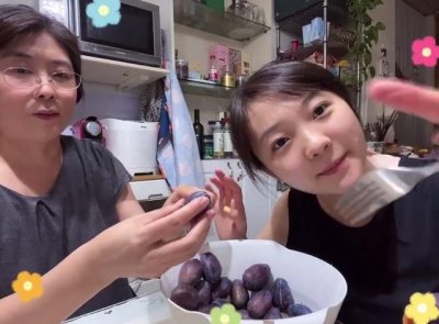 ​林妙可妈妈罕见露面，晒视频曝光家庭真实情况，21岁的她很秀气