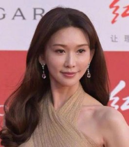 林志玲与娱乐圈“不老女神”真相：岁月无情，真实容颜曝光