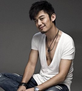 ​与刘亦菲是同学曾获最佳男配 如今沦为配角 女友为圈外空姐