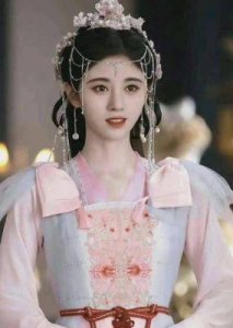 ​高颜值女演员与演技差距：为何观众不买账？